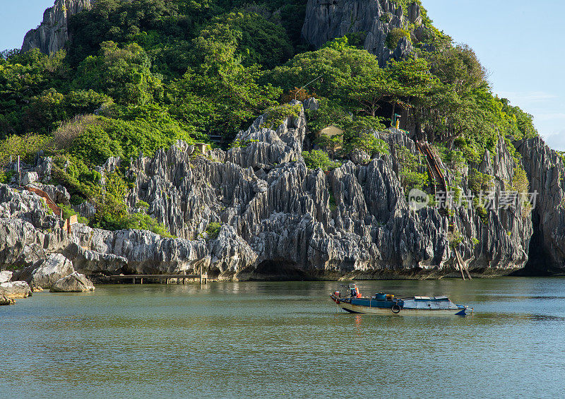 在宁静的蓝色大海中的石灰岩山脉景观，Nghe岛，Kien jiang省